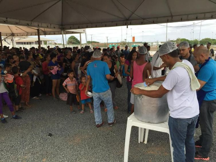 Imigrantes atendidos pela Operação Acolhida recebem comida em Boa Vista / Foto:: Victor Ribeiro/Radiojornalismo EBC