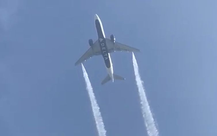 Avião é obrigado a jogar combustível sobre escola em Los Angeles Boeing da Delta esvazia tanques de combustível em pleno ar antes do pouso de emergência no aeroporto de Los Angeles Reuters/Mídia Social/Direitos Reservados