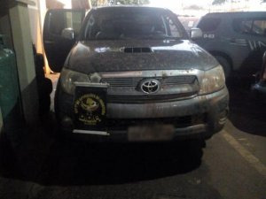 Quadrilha invade chácara, sequestra 2 e na fuga assaltante acaba morto Hilux recuperada durante a ação. (Foto: DOF/Divulgação)
