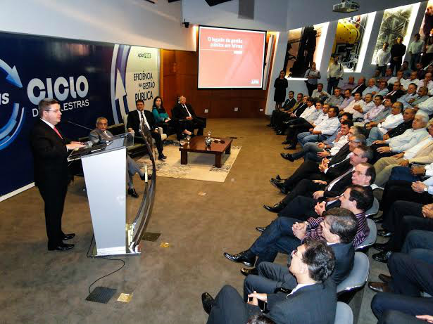 Fiems abre rodada de palestras 2014 com o tema “Eficiência na gestão pública” Fiems abre rodada de palestras 2014 com o tema “Eficiência na gestão pública”