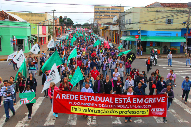Trabalhadores em educação se mobilizam na Capital contra retirada de direitos