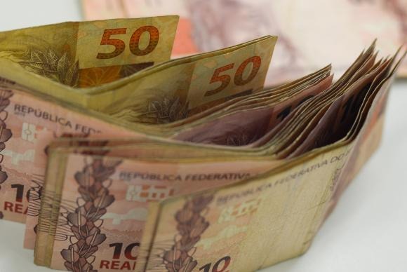 Dívida pública tem redução de 0,87% e atinge R$ 3,528 trilhões Dívida Pública Federal caiu 0,87%, passando de R$ 3,559 trilhões, em dezembro, para R$ 3,528 trilhões, em janeiro Marcello Casal Jr/Agência Brasil