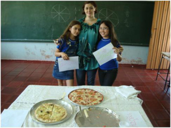 Matemática divertida Professora Gisely com as alunas Ana (E) e Bruna.