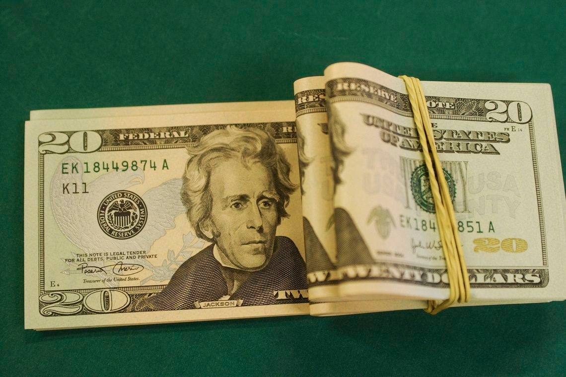 Dólar ultrapassa R$ 4,18 e fecha no maior valor em 40 dias Marcello Casal JrAgência Brasil