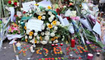 Em Paris, flores e mensagens são colocadas para homenagear as pessoas mortas nos ataques terroristas / Foto:  Giselle Garcia