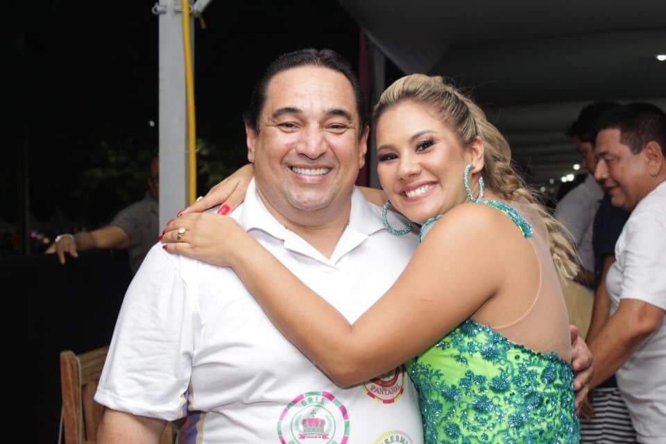 Marcelo Iunes, prefeito de Corumbá, ao lado da mulher e também secretária municipal, Amanda; caso corumbaense é um dos mais emblemáticos e lembrados em MS sobre nomeação de parentes (Foto: Reprodução/Facebook)