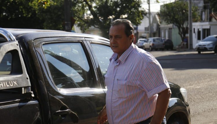 Ex-fiscal de obras, esposa e filha devem R$ 15,5 milhões aos cofres estaduais Beto Mariano ao se entregar na Polícia Federal em 2018, após voltar a ser preso por decisão do STF (Marcos Ermínio, Midiamax)