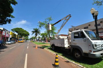 Dourados instala 30% da iluminação de Natal Dourados instala 30% da iluminação de Natal