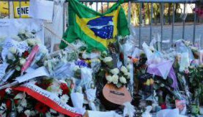 Pessoas de várias nacionalidades, idades e religiões se reuniram nos memoriais montados nos locais dos ataques.Foto: Giselle Garcia