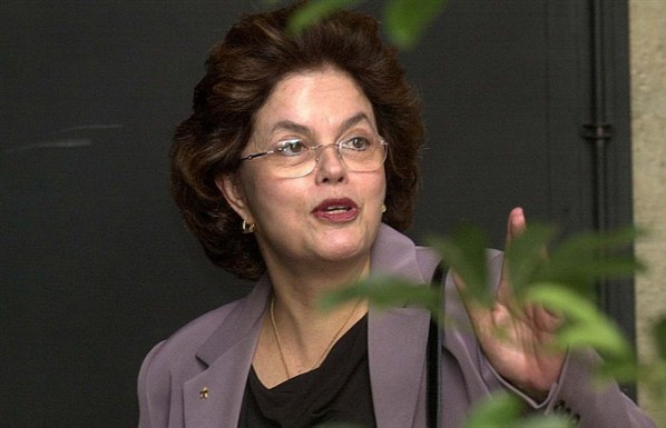 Dilma assumiu o Ministério de Minas e Energia em 2002, após ter tido destaque como Secretária de Minas e Energia de Porto Alegre.
