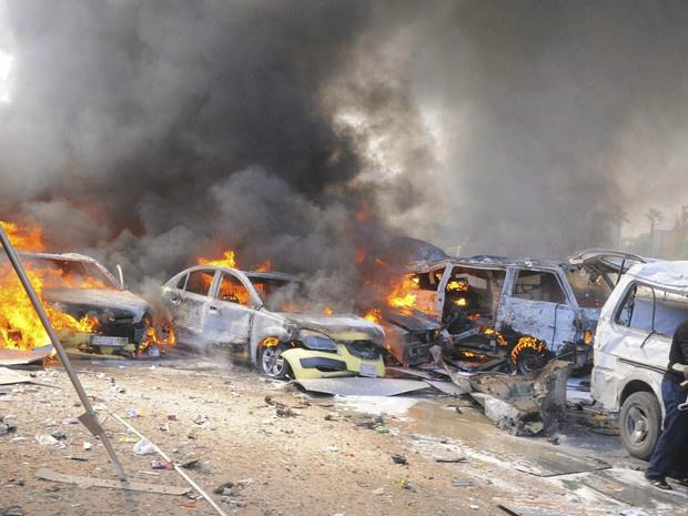 Veículos queimam após uma explosão no centro de Damasco (Foto: Divulgação)