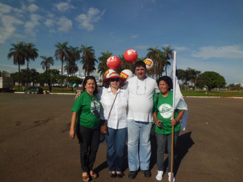 Simted de Amambai participa de manifestação em Brasília E/D - Olga (Simted), Fátima (CNTE), Roberto (Fetems) e Terezinha (de Bonito), em Brasilia. Foto: Divulgação