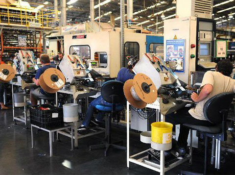 Confiança industrial recua em fevereiro