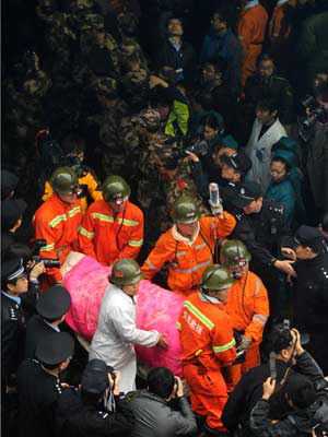 Mineiro ferido é resgatado neste sábado (5)em Henan, na China (Foto: AP)