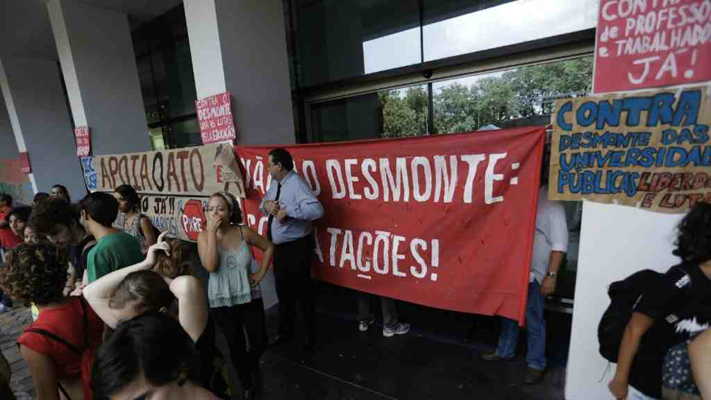 Funcionários do Hospital Universitário fazem protesto contra desmonte da USP Funcionários do Hospital Universitário fazem protesto contra desmonte da USP