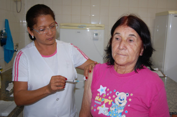 Campanha Nacional de Vacinação inicia em Amambai Moradora em Amambai, Miguela Escobar Tobias, 74,durante vacinação no Posto de Saude Central. Foto: Moreira Produções