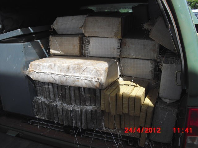 Maconha acondicionada em fardos de náilon encontrada na carroceira da pick-up Strada. A droga pesada totalizou 649 quilos. Foto: Divulgação.