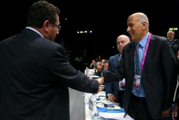 Aperto de mãos entre palestino e israelense é aplaudido no Congresso da Fifa