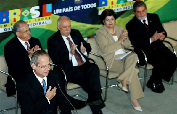 Dilma tornou-se um dos braços do presidente Lula na sua gestão de 8 anos, batizada como mãe do PAC pelo ex-presidente; programa administrado por Dilma visa o crescimento econômico do País.