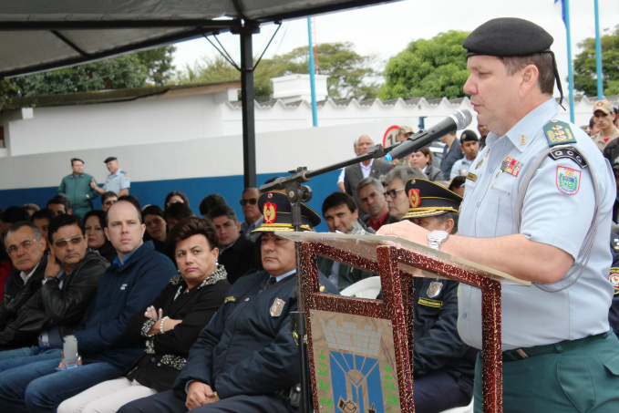 O subcomandante geral da Polícia Militar de MS, Coronel Franscisco Ovelar, ressaltou a trajetória de sucesso de Dominoni na Polícia Militar / Foto: Moreira Produções