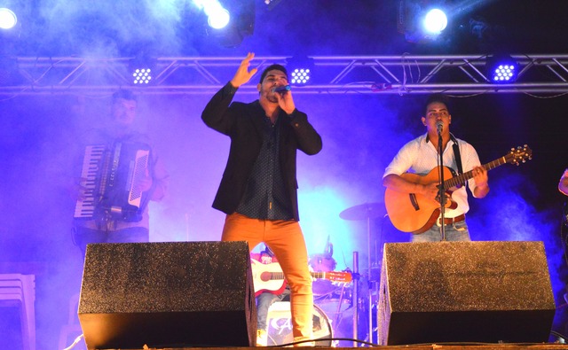 Shows de Eder Pinzan e Gabriela e Daniela encerram Arraial da Família em Amambai Shows de Eder Pinzan e Gabriela e Daniela encerram Arraial da Família em Amambai / Foto: Moreira Produções