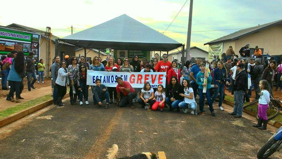Trabalhadores em educação em frente ao local onde governador faria entrega de imóveis. 