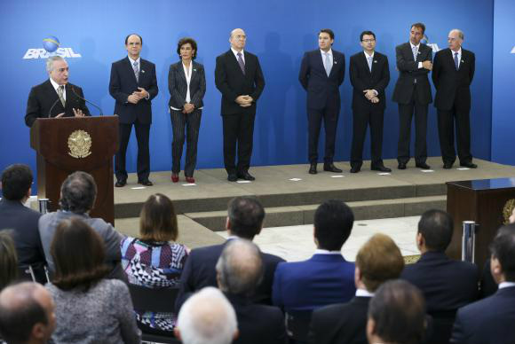 Temer diz ter "convicção" de que vai reverter quadro de crise no país Brasília - O presidente interino Michel Temer dá posse aos presidentes da Petrobras, Pedro Parente, do BNDES, Maria Silvia Bastos Marques, da Caixa Econômica Federal, Gilberto Occhi, do Banco do Brasil, Paulo Caffarelli, e do Ipea, Ernesto Lozardo