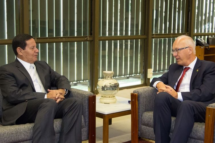 O presidente em exercício, Hamilton Mourão, recebe o embaixador da Alemanha no Brasil, Georg Witschel - Romério Cunha/VPR