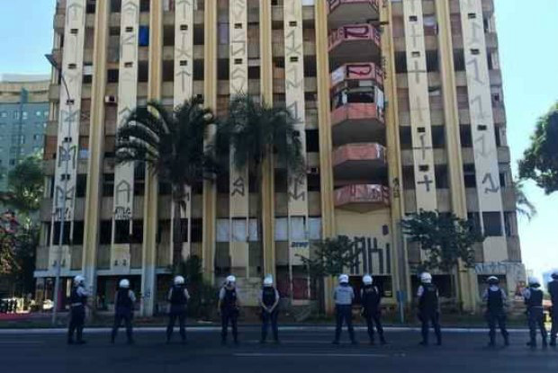 Polícia Militar faz operação para desocupar hotel invadido em Brasília