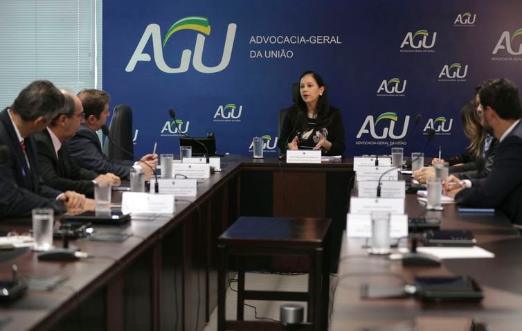 Decisão sobre auxílio-moradia para juiz deve sair em um mês A advogada-geral da União, ministra Grace Mendonça, coordena a primeira reunião da Câmara de Conciliação e Arbitragem da Administração Federal que debateu o auxílio-moradia para juízes (José Cruz/Agência Brasil)