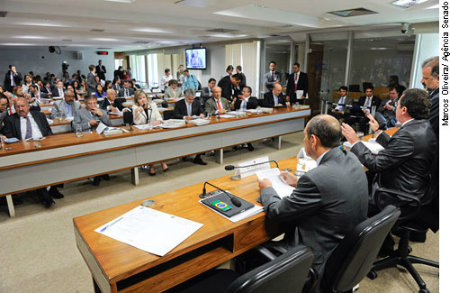 CCJ do Senado adia votação de proposta que reduz dívidas dos estados CCJ do Senado adia votação de proposta que reduz dívidas dos estados