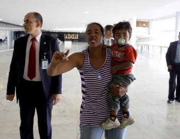 A mulher, que carregava uma criança no colo e chorava, no salão nobre do Palácio do Planalto (Foto: Dida Sampaio/Agência Estado)