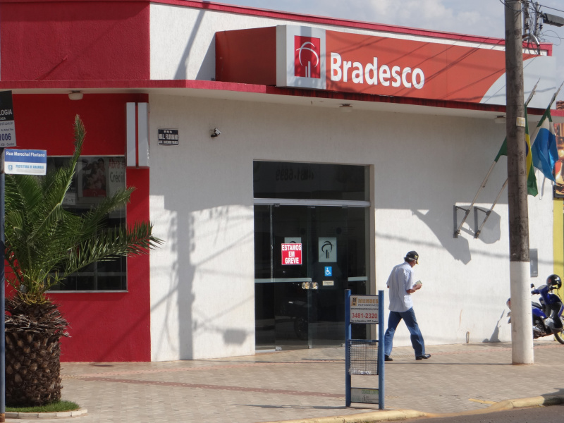 Greve dos bancários continua e aumenta fluxo de clientes em lotéricas Bancos realizam atendimentos apenas por terminais eletrônicos.