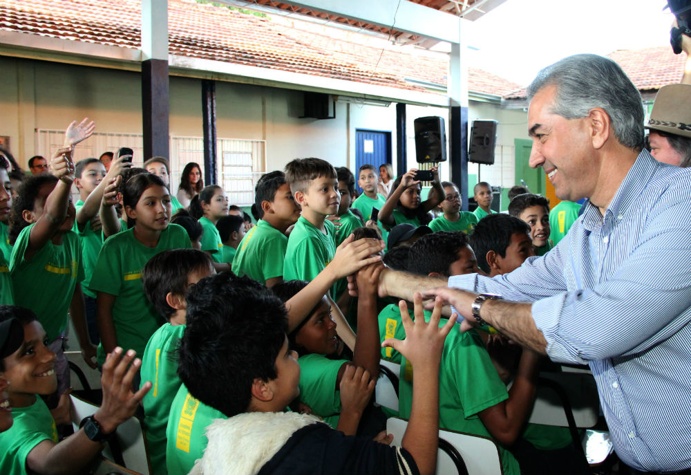 Para Reinaldo, entrega de material escolar em dia dá condições e valoriza empenho dos estudantes/ Foto: Chico Ribeiro. (Foto: Notícias MS) 