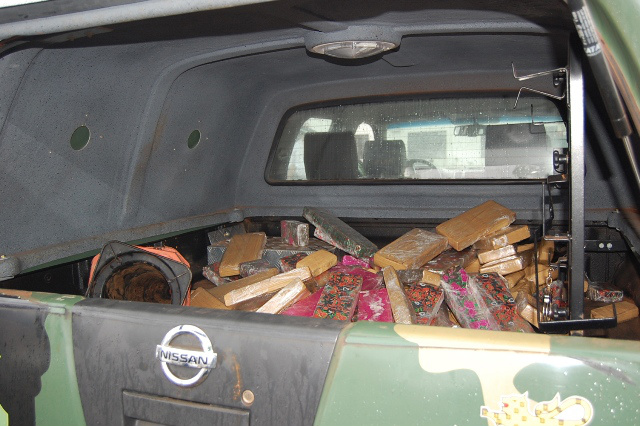 Os tabletes de maconha encontrados no veículo Siena foram acondicionados na viatura da Pefron para serem pesados. Foto: Moreira Produções.