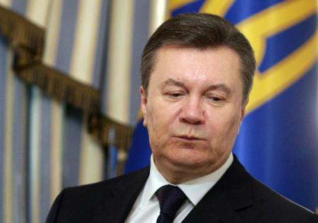 Presidente deposto da Ucrânia, Viktor Yanukovich, durante cerimônia de assinatura de um acordo de paz com manifestantes, mediado pelo União Europeia, em Kiev.