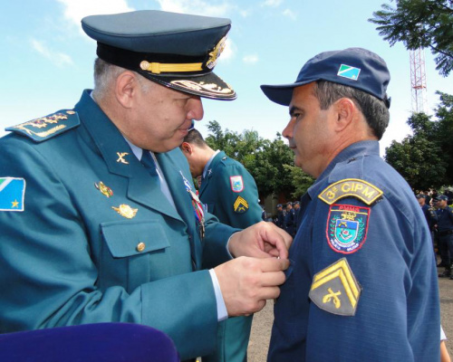 Cabo PM René Viegas Brandão recebe medalha Tiradentes.