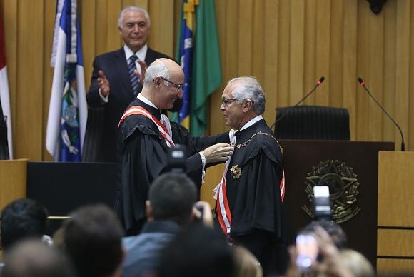 Novo presidente do TST vai priorizar debate sobre reforma trabalhista Brasília - O presidente do Tribunal Superior do Trabalho Ives Gandra Filho passa o cargo para João Batista Brito Pereira, em sessão solene com a presença do presidente da República, Michel Temer Wilson Dias/Agência Brasil