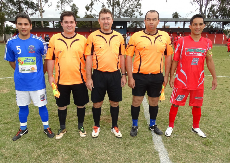 O trio de arbitragem, todo de Eldorado, com os capitães, Vaguinho (d), do SECC e Luzinho de Itaquiraí / Foto: Vilson Nascimento