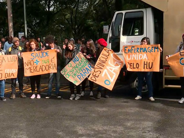 Após protesto, funcionários do Hospital da USP marcam reunião com o governo Após protesto, funcionários do Hospital da USP marcam reunião com o governo