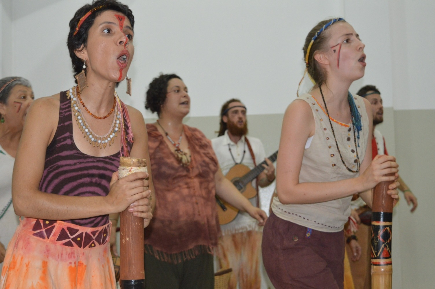 Grupo que valoriza a cultura indígena se apresentou em Amambai O grupo ministrará também oficinas em Campo Grande, Dourados, Ponta Porã e Assunção / Foto: Moreira Produções