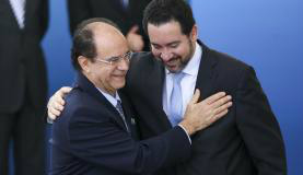 Resultado do PIB é sinal de recuperação econômica, diz novo presidente do Ipea O presidente do Ipea, Ernesto Lozardo, recebe cumprimentos do ministro interino do Planejamento, Dyogo Oliveira, durante cerimônia no Palácio do Planalto