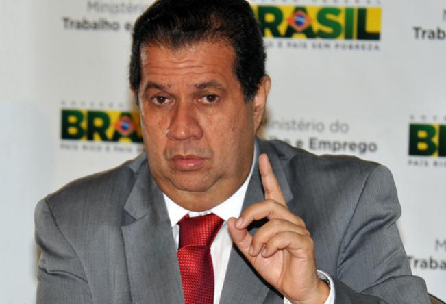 Após denúncias, Lupi afasta primeiro assessor Ministro do Trabalho, Carlos Lupi (PDT) determinou hoje o afastamento do assessor especial Anderson dos Santos, acusado de operar esquema de propina com ONGs que tinham contrato com a Pasta, conforme denúncias deste fim de semana
