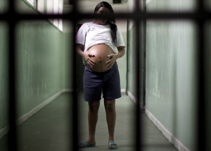 Senado aprova proposta que proíbe algemar detentas em trabalho de parto Senado aprova proposta que proíbe algemar detentas em trabalho de parto