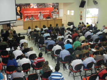 Trabalhadores durante assembléia na FetemsFoto: Divulgação