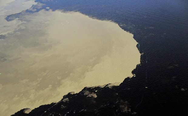 Encontro das águas dos rios Negro e Solimões,em  Manaus