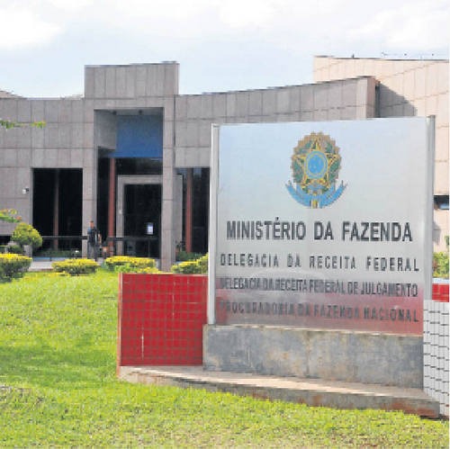 Esperando 410 mil declarações, Receita Federal libera programa de transmissão Entrada do prédio da Receita Federal na Capital. - Foto: Álvaro Rezende/Arquivo
