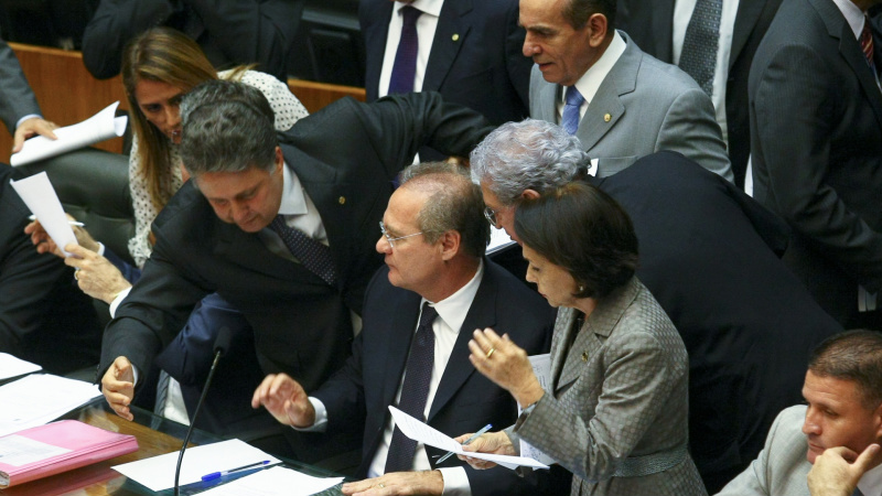 Deputados querem votar em 30 dias mudanças na Lei Eleitoral para 2014 Deputados querem votar em 30 dias mudanças na Lei Eleitoral para 2014