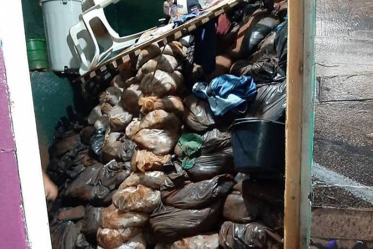 Sacos de areia encontrados em cela, após fuga de integrantes do PCC no ParaguaiFoto: Reprodução
