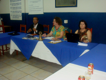 No Dia do Professor, palestra no Rotary de Amambai aborda o tema Educação Zaira Vasconcelos (D), Viviane Viaut e Ailton Rosendo.